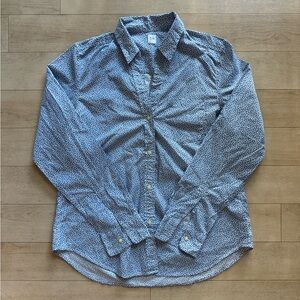Gap blue floral v-neck long sleeve collared button down shirt